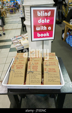 BLIND DATE AVEC UN LIVRE, une nouvelle technique de vente de livres de vente avec un minimum de descriptions au Barnes & Noble sur East 17th Street à New York City. Banque D'Images