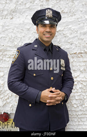 Un portrait posé d'un policier pakistanais lors de l'assemblée le Pakistan Day Parade à Midtown Manhattan, New York City Banque D'Images