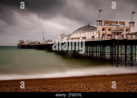 Le Palace Pier de Brighton sur un jour de pluie, Brighton, Sussex, UK Banque D'Images