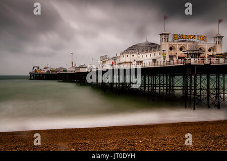 Le Palace Pier de Brighton sur un jour de pluie, Brighton, Sussex, UK Banque D'Images