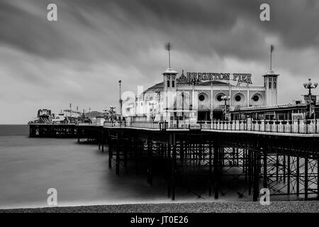 Le Palace Pier de Brighton sur un jour de pluie, Brighton, Sussex, UK Banque D'Images