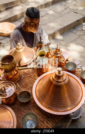 Des ateliers de métallurgistes dans la localité el Seffarine. Souk, Médina de Fès, Fes el Bali. Le Maroc, Maghreb, Afrique du Nord Banque D'Images