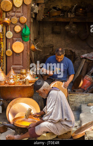 Des ateliers de métallurgistes dans la localité el Seffarine. Souk, Médina de Fès, Fes el Bali. Le Maroc, Maghreb, Afrique du Nord Banque D'Images