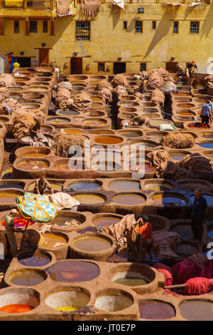 Chouwara tannerie traditionnelle. Souk, Médina de Fès, Fes el Bali. Le Maroc, Maghreb, Afrique du Nord Banque D'Images