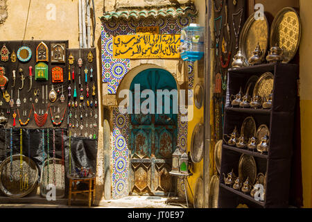 La poterie marocaine et boutique d'artisanat. Souk, Médina de Fès, Fes el Bali. Le Maroc, Maghreb, Afrique du Nord Banque D'Images