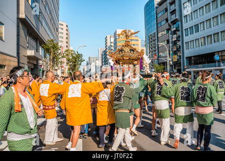 Petit groupe local au cours de Matsuri le cortège avec flotteur portable près de Kappabashi-dori, Tokyo, Japon Banque D'Images