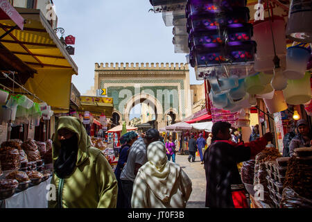 Scène de la vie de la rue. La porte Bab Bou Jeloud, entrée principale de Souk, Médina de Fès, Fes el Bali. Le Maroc, Maghreb, Afrique du Nord Banque D'Images