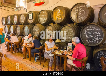 El Pimpi Bar, restaurant, des tonneaux de vin, Malaga, Costa del Sol. Andalousie, Espagne du sud Europe Banque D'Images