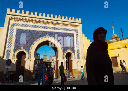 Scène de la vie de la rue. La porte Bab Bou Jeloud, entrée principale de Souk, Médina de Fès, Fes el Bali. Le Maroc, Maghreb, Afrique du Nord Banque D'Images