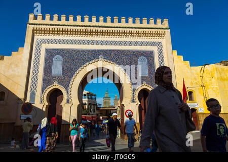 Scène de la vie de la rue. La porte Bab Bou Jeloud, entrée principale de Souk, Médina de Fès, Fes el Bali. Le Maroc, Maghreb, Afrique du Nord Banque D'Images