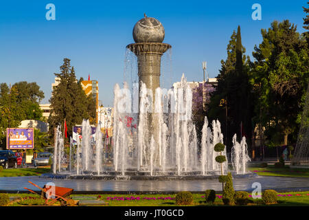 Avenue Hassan II, source de l'eau de la ville moderne de Fès, Fes el Bali. Le Maroc, Maghreb, Afrique du Nord Banque D'Images