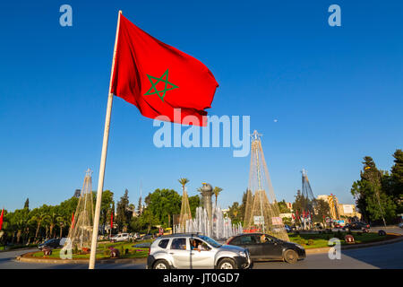 Drapeau marocain, l'avenue Hassan II, source de l'eau de la ville moderne de Fès, Fes el Bali. Le Maroc, Maghreb, Afrique du Nord Banque D'Images