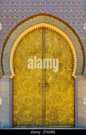 Dar El Makhzen Palais Royal de la Place des Alaouites en laiton avec portes, ville moderne de Fès, Fes el Bali. Le Maroc, Maghreb, Afrique du Nord Banque D'Images