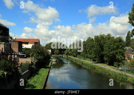 Vue sur fleuve de la somme et le chemin de halage à partir de pont au passage samarobriva, Amiens, France Banque D'Images