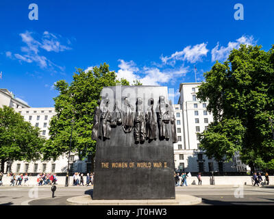 Monument à la femme de la Seconde Guerre mondiale est un monument commémoratif de guerre situé sur Whitehall à Londres. John Mills était sculpteur. Consacré en 2005. Banque D'Images