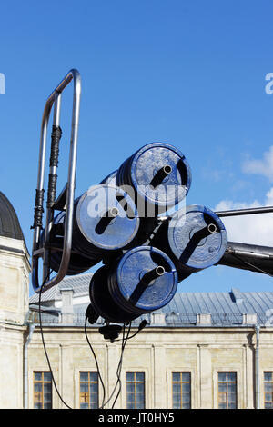 Poids bleu contrepoids sur l'opérateur de télévision du crane pendant le tournage du concert au Palais de Gatchina. Banque D'Images