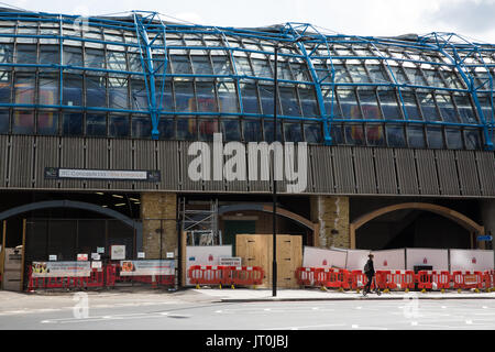 Londres, Royaume-Uni. 6 Août, 2017. Mesures de contrôle à l'extérieur de la gare de Waterloo, le plus achalandé de la Grande-Bretagne desservant de près de 270 000 clients par jour, au cours de grands travaux de rénovation nécessitant la fermeture de dix plates-formes afin de permettre à quatre plates-formes d'être prolongé pour de plus grands trains. Le travail de mise à niveau devrait être achevé le 28 août. Credit : Mark Kerrison/Alamy Live News Banque D'Images