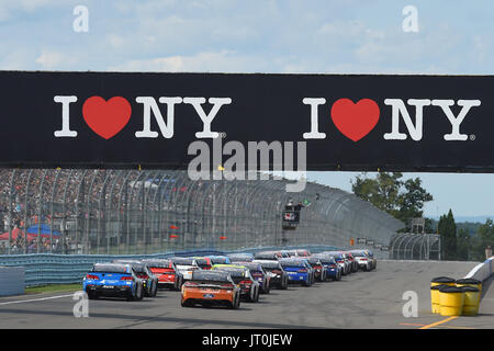 Watkins Glen, New York, Royaume-Uni. Le 06 août, 2017. 6 août 2017 : Le champ prend le drapeau vert pour démarrer la NASCAR Cup Series Monster Energy I Love NY 355 au Glen le dimanche, Août 6, 2017 à Watkins Glen International, à Watkins Glen, New York. Barnes riche/CSM Crédit : Cal Sport Media/Alamy Live News Banque D'Images