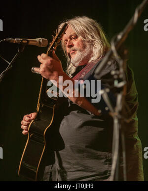 La ville de Sidmouth, 6e Juillet 17 Phil Beer de main levée sur la scène du Festival de la semaine folklorique à Sidmouth. L'événement se poursuit jusqu'au 11 août. Credit Photo : Alamy/Central Live News Banque D'Images