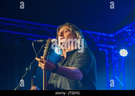 La ville de Sidmouth, 6e Juillet 17 Steve Knightley de main levée sur la scène du Festival de la semaine folklorique à Sidmouth. L'événement se poursuit jusqu'au 11 août. Credit Photo : Alamy/Central Live News Banque D'Images