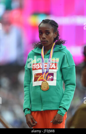Londres, Royaume-Uni. 6e août, 2017. Gagnant de 10 km, Almaz AYANA, Ethiopie, au cours de la cérémonie de remise des médailles à Londres le 6 août 2017 au 2017 es Championnats du monde d'athlétisme. Credit : Ulrik Pedersen/Alamy Live News Banque D'Images