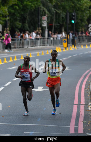 Londres, Royaume-Uni. 6e août, 2017. Geoffrey Kipkorir KIRUI, Kenya, et Tamirat Tola, l'Ethiopie, au cours de marathon à Londres le 6 août 2017 au 2017 es Championnats du monde d'athlétisme. Credit : Ulrik Pedersen/Alamy Live News Banque D'Images