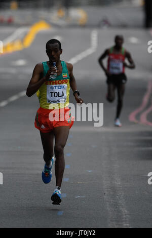 Londres, Royaume-Uni. 6e août, 2017. Geoffrey Kipkorir KIRUI, Kenya, et Tamirat Tola, l'Ethiopie, au cours de marathon à Londres le 6 août 2017 au 2017 es Championnats du monde d'athlétisme. Credit : Ulrik Pedersen/Alamy Live News Banque D'Images