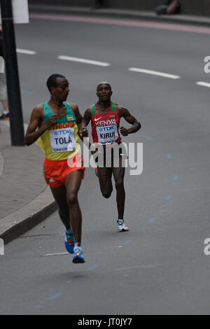 Londres, Royaume-Uni. 6e août, 2017. Geoffrey Kipkorir KIRUI, Kenya, et Tamirat Tola, l'Ethiopie, au cours de marathon à Londres le 6 août 2017 au 2017 es Championnats du monde d'athlétisme. Credit : Ulrik Pedersen/Alamy Live News Banque D'Images