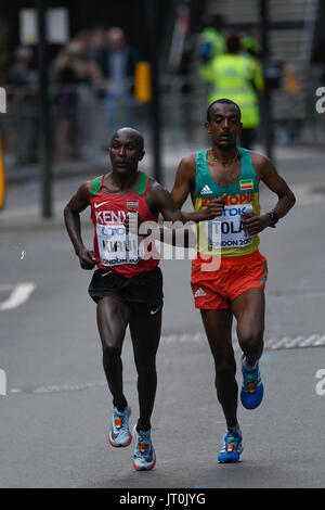 Londres, Royaume-Uni. 6e août, 2017. Geoffrey Kipkorir KIRUI, Kenya, et Tamirat Tola, l'Ethiopie, au cours de marathon à Londres le 6 août 2017 au 2017 es Championnats du monde d'athlétisme. Credit : Ulrik Pedersen/Alamy Live News Banque D'Images