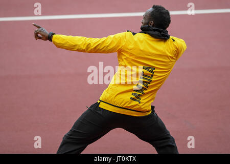 Londres, Royaume-Uni. 6 août 2017. Usain Bolt (Jamaïque) frappe un familier poser après avoir reçu sa médaille de bronze au 100m au stade de Londres, sur la troisième journée du Championnat du Monde de l'IAAF 2017 Londres. Crédit : Stephen Chung / Alamy Live News Banque D'Images