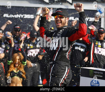 Watkins Glen, New York, USA. 6e août, 2017. MARTIN TRUEX JR. (78) célèbre après avoir remporté la NASCAR Cup Series Monster Energy I LOVE NY 355 course sur le circuit international de Watkins Glen. Crédit : Chris Owens/ASP/ZUMA/Alamy Fil Live News Banque D'Images