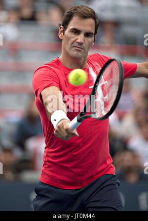 Montréal, Canada. 6e août, 2017. Pratiques de la suisse Roger Federer avant l'ouverture complète à la Coupe Rogers pour hommes a organisé à Montréal, Canada, le 6 août 2017. Crédit : Andrew Soong/Xinhua/Alamy Live News Banque D'Images