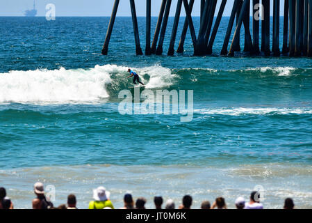 Huntington Beach, USA. 06 août, 2017. Sage Erickson (USA) participe à sa première finale au CT WSL 2017 US Open de surf devant des centaines de milliers de fans à Huntington Beach, CA. Credit : Benjamin Ginsberg/Alamy Live News. Banque D'Images