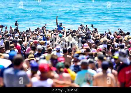 Huntington Beach, USA. 06 août, 2017. Sage Erickson (USA) s'effectue sur la plage après avoir remporté son premier événement au CT WSL 2017 US Open de surf devant des centaines de milliers de fans à Huntington Beach, CA. Credit : Benjamin Ginsberg/Alamy Live News. Banque D'Images