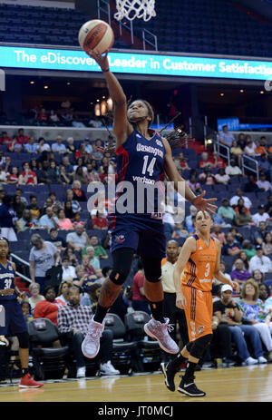 Washington, DC, USA. 6e août, 2017. 20170806 - Washington Mystics guard TIERRA RUFFIN-PRATT (14) marque contre les Phoenix Mercury dans la première moitié du Verizon Center de Washington. Credit : Chuck Myers/ZUMA/Alamy Fil Live News Banque D'Images