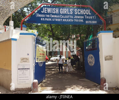 Calcutta, Inde. 14 juillet, 2017. L'entrée de la jeune fille juive's School à Calcutta, Inde, 14 juillet 2017. La majorité des élèves de l'école 1300 sont musulmans ; pas un d'entre eux sont juifs. La communauté juive de Calcutta a été fondée il y a plus de 200 ans. Aujourd'hui, elle ne compte que 20 membres, la grande majorité de plus de 70 ans. Photo : Nick Kaiser/dpa/Alamy Live News Banque D'Images