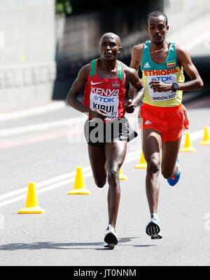 Londres, Grande-Bretagne. 6e août, 2017. Geoffrey Kipkorir Kirui (L) du Kenya et d'Ethiopie Tola Tamirat concurrence au cours de la Men's Marathon le jour 3 de l'IAAF 2017 Championnats du monde à Londres, Grande-Bretagne, le 6 août, 2017. Geoffrey Kipkorir Kirui a réclamé le titre de l'événement en 2 heures, 8 minutes et 27 secondes. Tamirat Tola a pris la deuxième place en 2 heures, 9 minutes et 49 secondes. Credit : Wang Lili/Xinhua/Alamy Live News Banque D'Images