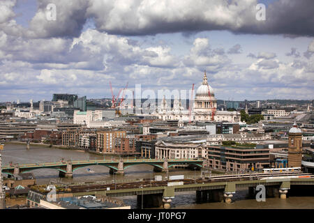 Londres, Royaume-Uni. Le 06 août, 2017. Vues sur la ville de Londres, à la recherche Retour à la Cathédrale St Paul et la Tamise. Credit : Oliver Dixon/Alamy Live News Banque D'Images