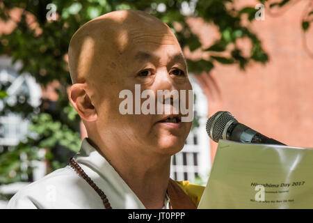 Londres, Royaume-Uni. 6e août, 2017. Londres, Royaume-Uni. 6 août 2017. Le moine bouddhiste du monastère de Battersea et Pagode de la paix Révérend Gyoro Nagase s'exprimant lors de la cérémonie de la CND de Londres à la mémoire des victimes, passé et présent sur le 72e anniversaire de l'abandon de la bombe atomique sur Hiroshima et la deuxième bombe atomique larguée sur Nagasaki trois jours plus tard. Après un certain nombre de discours et de spectacles il y avait une minute de silence durant laquelle l'Adjoint au Maire de Camden et d'autres fleurs portées autour de l'arbre de la cerise commémorative. Peter Marshall (ImagesLive Image Crédit : © Peter Marshall/ImagesLive Banque D'Images