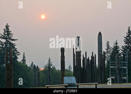 Burnaby BC, Canada (agglomération de Vancouver). 6 août 2017. La fumée dans le ciel obscurcit la vue de la ville de Vancouver, comme vu à l'Ouest à partir de Burnaby Mountain Park. Après plusieurs jours, la fumée des incendies de la Colombie-Britannique burning milles plus loin, à l'intérieur de la province continue à dériver vers la côte sud. La qualité de l'air de nombreux avertissements ont été émis. Crédit : Maria Janicki/Alamy Banque D'Images