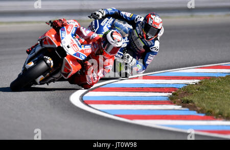 Coureurs sur route moto L-R Jorge Lorenzo et Loris Baz en action lors du Grand Prix de la République tchèque 2017 sur le circuit de Brno en République tchèque, le 5 août 2017. (CTK Photo/Lubos Pavlicek) Banque D'Images