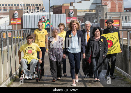 Utilisateur de fauteuil roulant à Blackpool, Lancashire, Royaume-Uni. 07Th Aug, 2017. Le conseiller du Parti Vert Gina Dowding arrive à la Cour de comté de magistrats en charge par co-défendeurs Nicholas Sheldrick, (fauteuil roulant) et Julie (Brickles vêtu de noir) qui fréquentent le tribunal aujourd'hui pour prendre des mesures pour mettre un terme à l'exploitation controversée de la Cuadrilla site de fracturation pour le gaz de schiste à Preston New Road. Les accusations sont venus après 13 Lancashire résidents, y compris trois conseillers, a pris des mesures de blocage direct au cours d'une tentative d'empêcher l'extraction de gaz de schiste par exploration company Cuadrilla. /AlamyLiveNews MediaWorldImages;de crédit. Banque D'Images