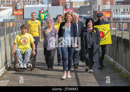 Utilisateur de fauteuil roulant à Blackpool, Lancashire, Royaume-Uni. 07Th Aug, 2017. Le conseiller du Parti Vert Gina Dowding arrive à la Cour de comté de magistrats en charge par co-défendeurs Nicholas Sheldrick, (fauteuil roulant) et Julie (Brickles vêtu de noir) qui fréquentent le tribunal aujourd'hui pour prendre des mesures pour mettre un terme à l'exploitation controversée de la Cuadrilla site de fracturation pour le gaz de schiste à Preston New Road. Les accusations sont venus après 13 Lancashire résidents, y compris trois conseillers, a pris des mesures de blocage direct au cours d'une tentative d'empêcher l'extraction de gaz de schiste par exploration company Cuadrilla. /AlamyLiveNews MediaWorldImages;de crédit. Banque D'Images