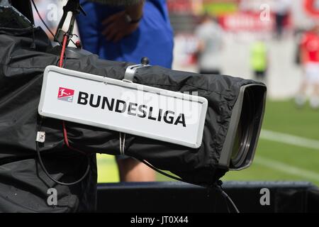 Aue, l'Allemagne. Le 06 août, 2017. Un panneau disant '2. Bundesliga" peut être vu sur un appareil photo pendant la deuxième Bundesliga match de football entre l'Erzgebirge Aue et Fortuna Düsseldorf à l'Sparkassen-Erzgebirgsstadion à Aue, l'Allemagne, 06 août 2017. Photo : Sebastian Kahnert/dpa-Zentralbild/dpa/Alamy Live News Banque D'Images