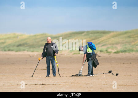 Southport, Merseyside, 7 août 2017. Météo britannique. Une belle journée ensoleillée mais breezy sur la côte nord-ouest de l'Angleterre comme les gens prennent la tête sur la plage pour une famille sur le sable doré de la plage de Southport Merseyside. Credit : Cernan Elias/Alamy Live News Banque D'Images