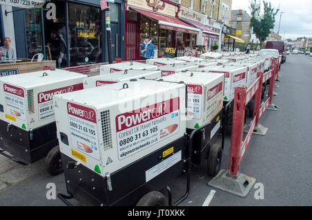 Londres, Royaume-Uni. 07Th Aug, 2017. Les générateurs d'urgence mis en formajour en panne de Northcote Road, Wandsworth, au sud ouest de Londres, le Crédit : JOHNNY ARMSTEAD/Alamy Live News Banque D'Images