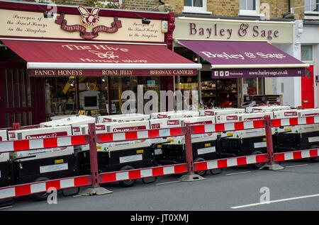 Londres, Royaume-Uni. 07Th Aug, 2017. Les générateurs d'urgence mis en formajour en panne de Northcote Road, Wandsworth, au sud ouest de Londres, le Crédit : JOHNNY ARMSTEAD/Alamy Live News Banque D'Images