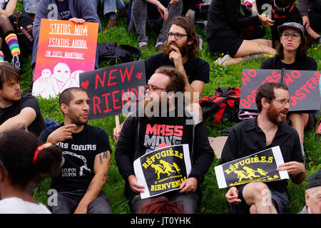 Montréal, Canada. 6e août, 2017. Les personnes qui font preuve d'accueillir l'afflux de réfugiés et aussi pour la reconnaissance de leur statut.Credit:Mario Beauregard/Alamy Live News Banque D'Images