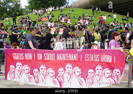 Montréal, Canada. 6e août, 2017. Les personnes qui font preuve d'accueillir l'afflux de réfugiés et aussi pour la reconnaissance de leur statut.Credit:Mario Beauregard/Alamy Live News Banque D'Images