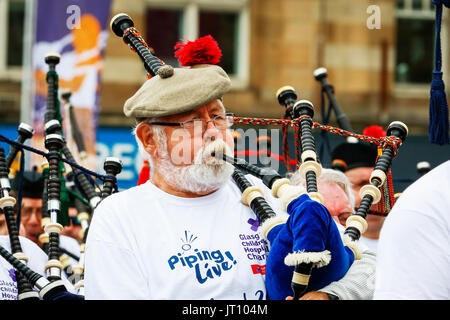 Glasgow, Ecosse, Royaume-Uni. 7e août, 2017. Tuyauterie 'Live', Glasgow International du 14e Festival, pensé pour être le plus grand et le plus prestigieux concours de Piiping dans le monde, a commencé par une marche à travers le centre ville par les représentants de plusieurs des bandes concernées afin de recueillir des fonds pour la charité de l'Hôpital pour enfants de Glasgow. Tuyauterie 'live' est prévue pour attirer plus de 40 000 spectateurs à regarder plus de 150 événements dans plus de 7 jours, et le premier groupe à effectuer à George Square a été l'École de Sylvestre de Albury Australie. Credit : Findlay/Alamy Live News Banque D'Images